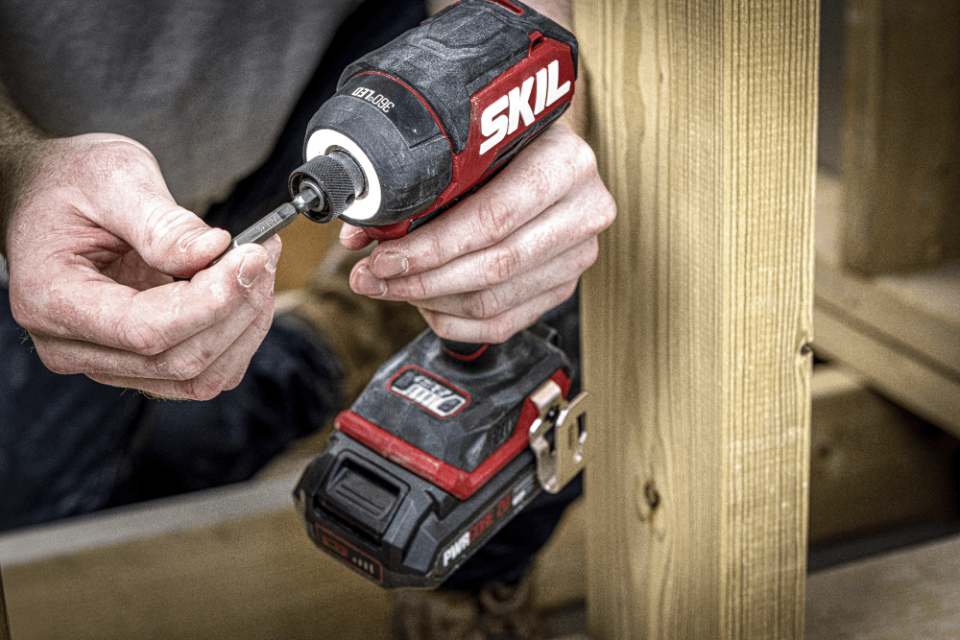 SKIL COMPACT 3225JA AKÜLÜ DARBELİ VİDALAMA ÇANTALI