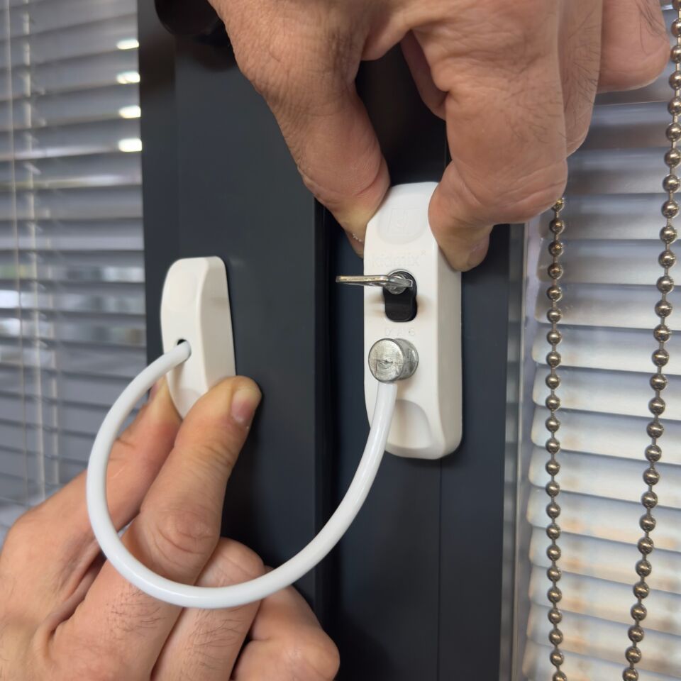 Yuma Çelik Halatlı Anahtarlı Mandal Beyaz Ym-755